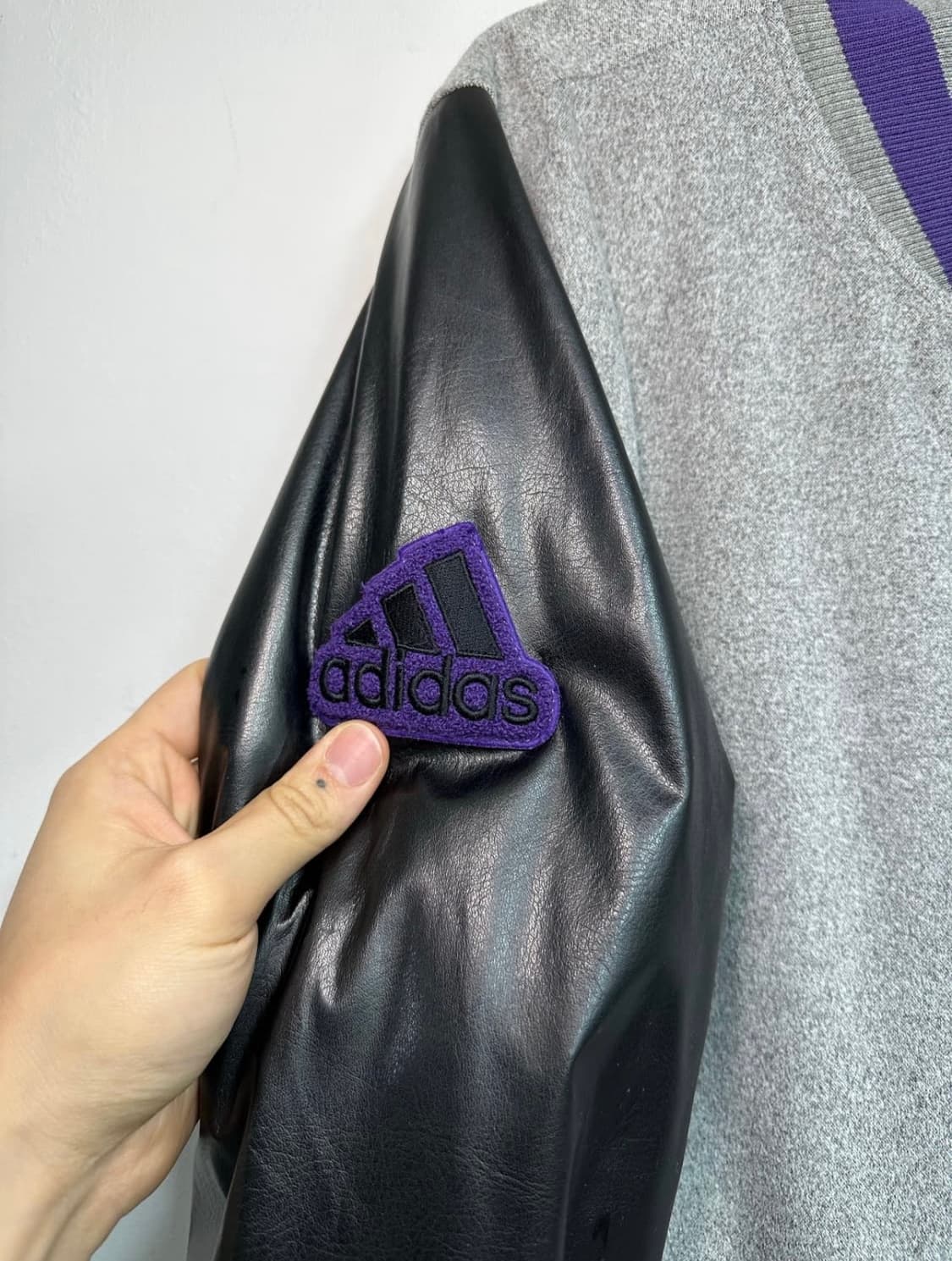 아디다스 가죽 배색 누빔 바시티 자켓 상품이미지3