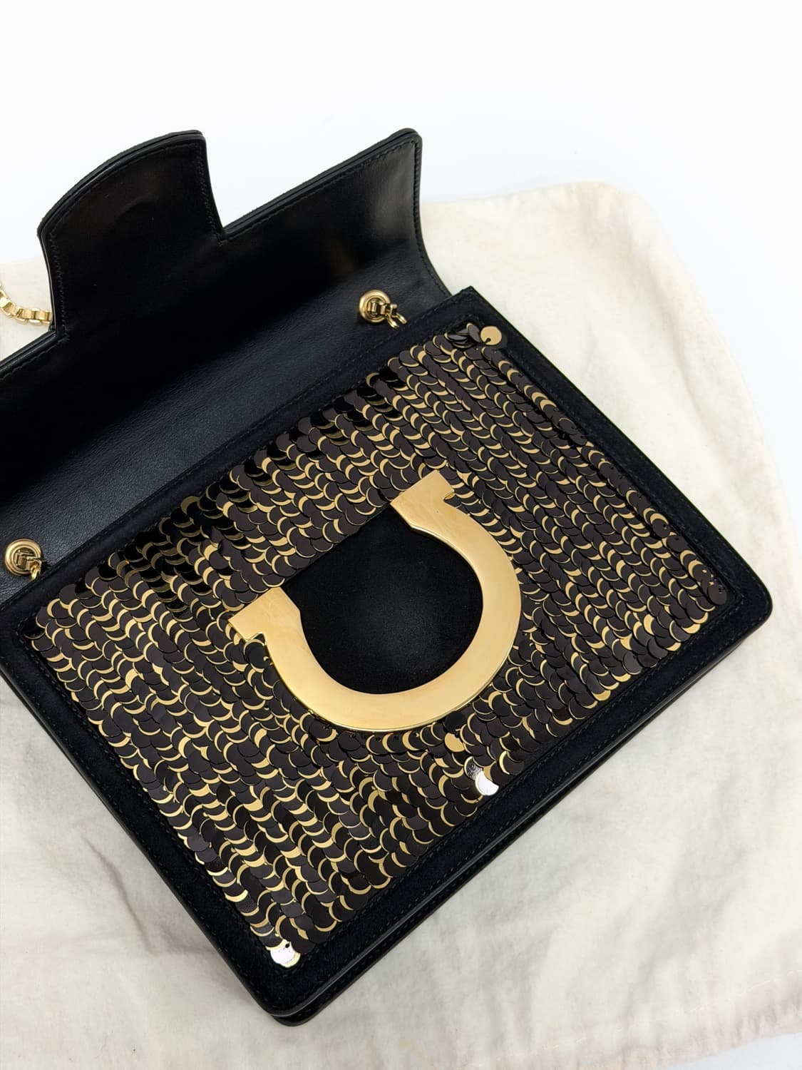 페라가모 스웨이드 시퀸 간치니 체인 크로스백 상품이미지6