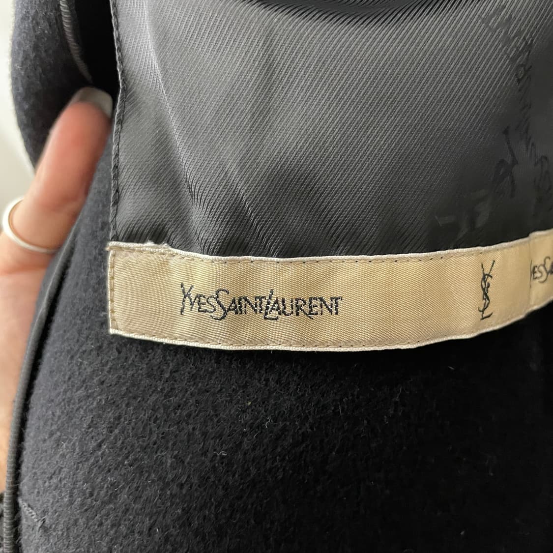 입생로랑 블랙 모직 싱글 코트 상품이미지8