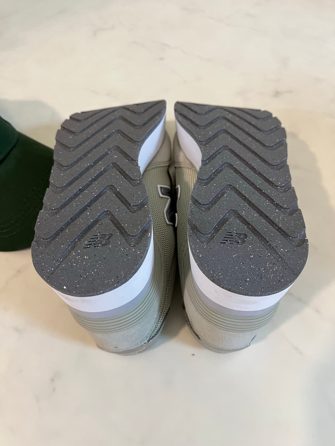 새제품 뉴발란스 여성 신발 (카키 그린 / 255mm) 상품이미지10