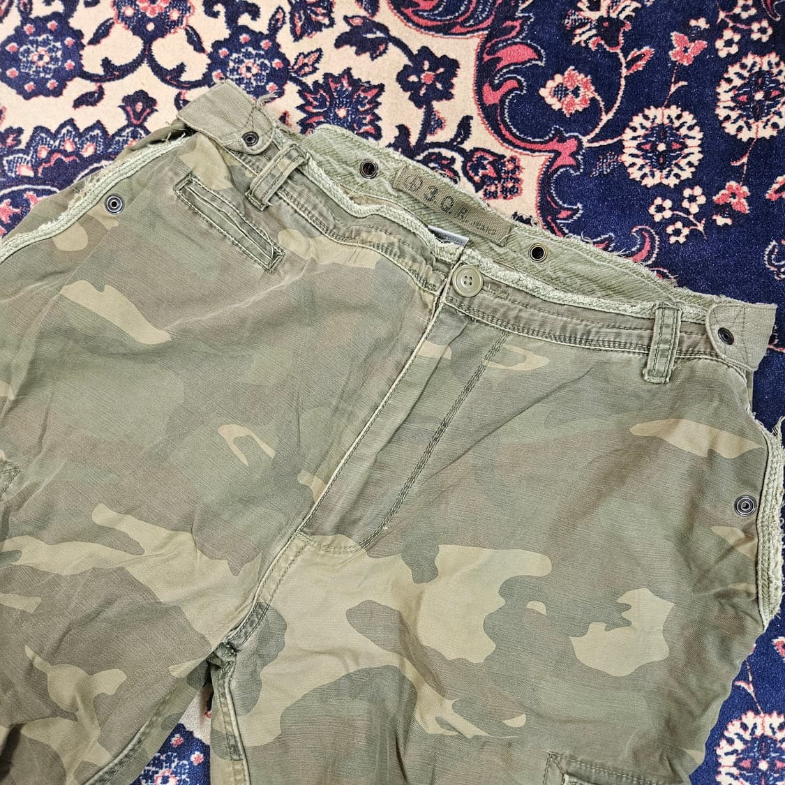 3.Q.R JEANS 카모플라쥬 피스 로고 자수 카고팬츠  상품이미지5