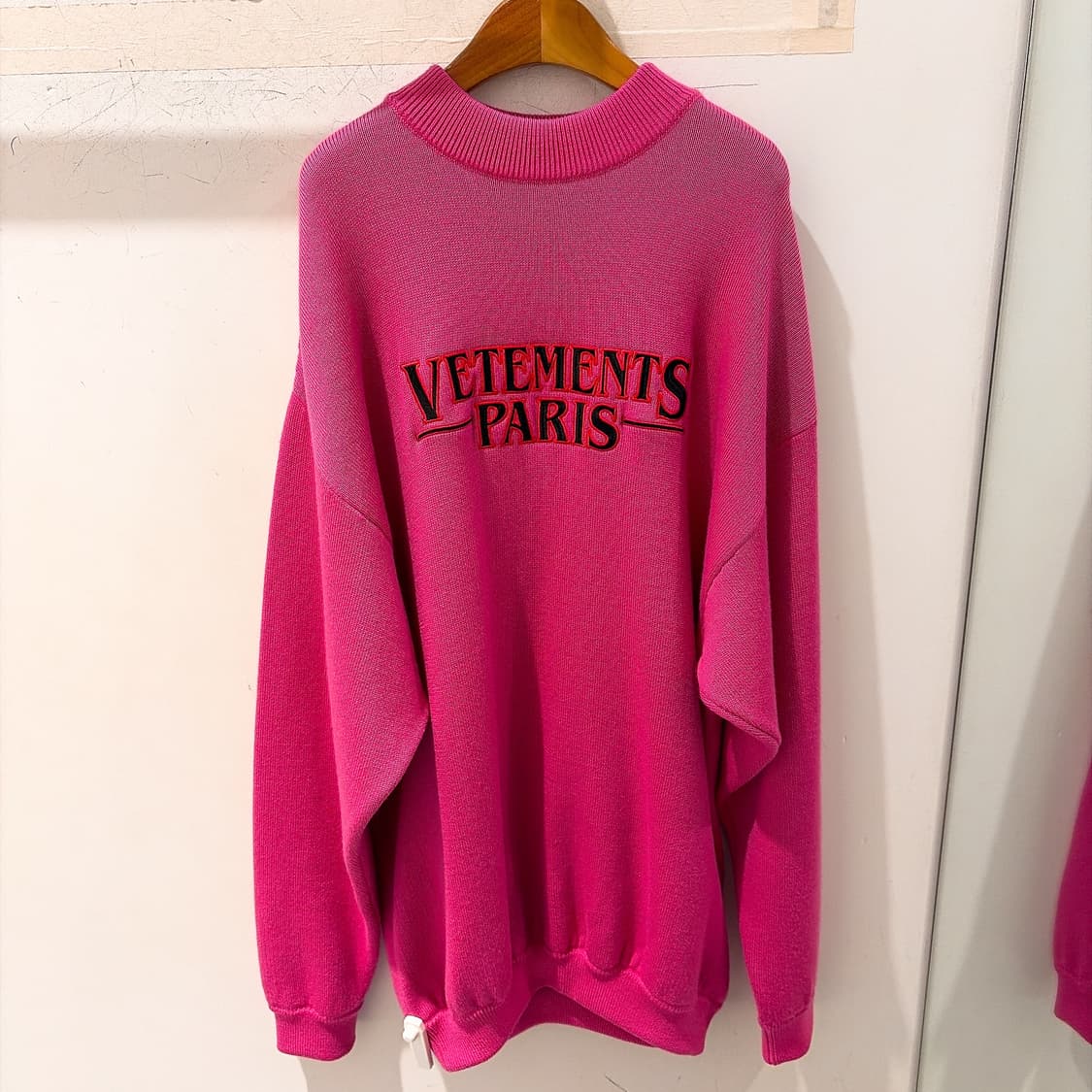 (정품/새상품) VETEMENTS 베트멍 남성 핑크 자수 로고 울 니트 상품이미지1