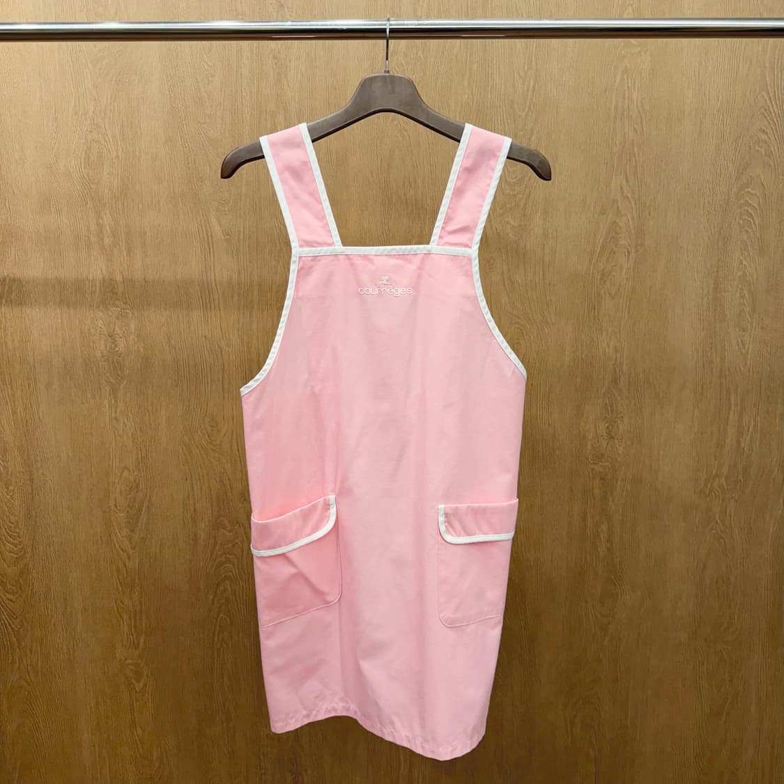 꾸레쥬 슬리브리스 에이프런 미디 원피스 로고 자수 플랩 포켓 디테일 핑크 상품이미지2