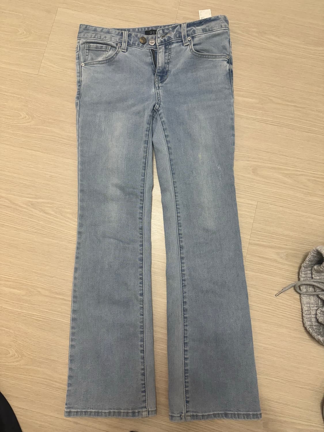 GUESS 로우라이즈 부츠컷 팬츠 상품이미지1