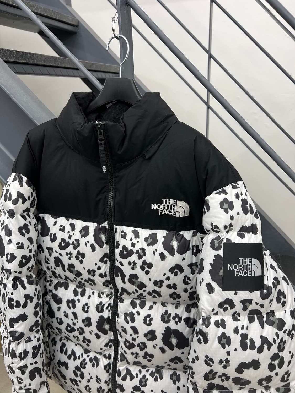 노스페이스 화이트라벨 레오파드 눕시 패딩 상품이미지3