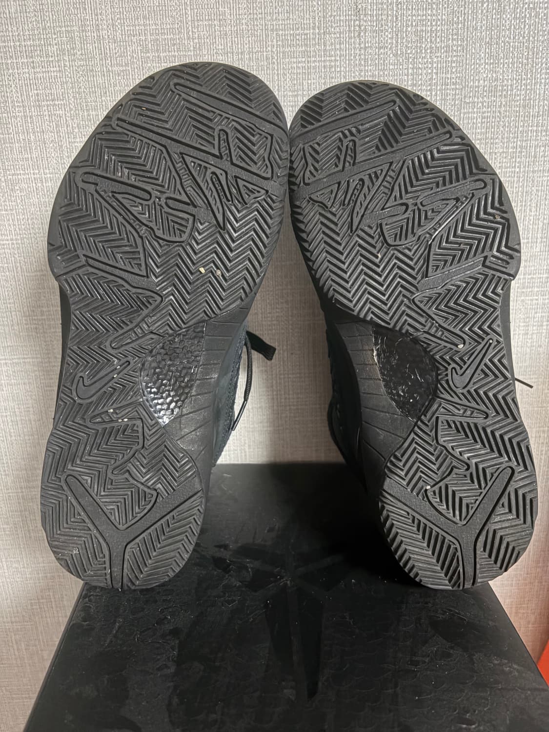 [265]나이키 코비4 프로트로 블랙 유니버시티 골드 상품이미지4