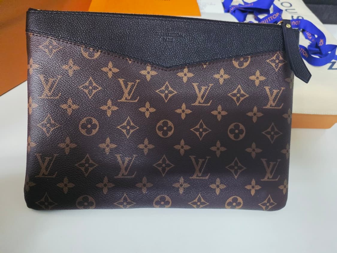 루이비통 데일리 모노그램 파우치백 (영수증 포함 풀구성 상태 최상) 상품이미지2