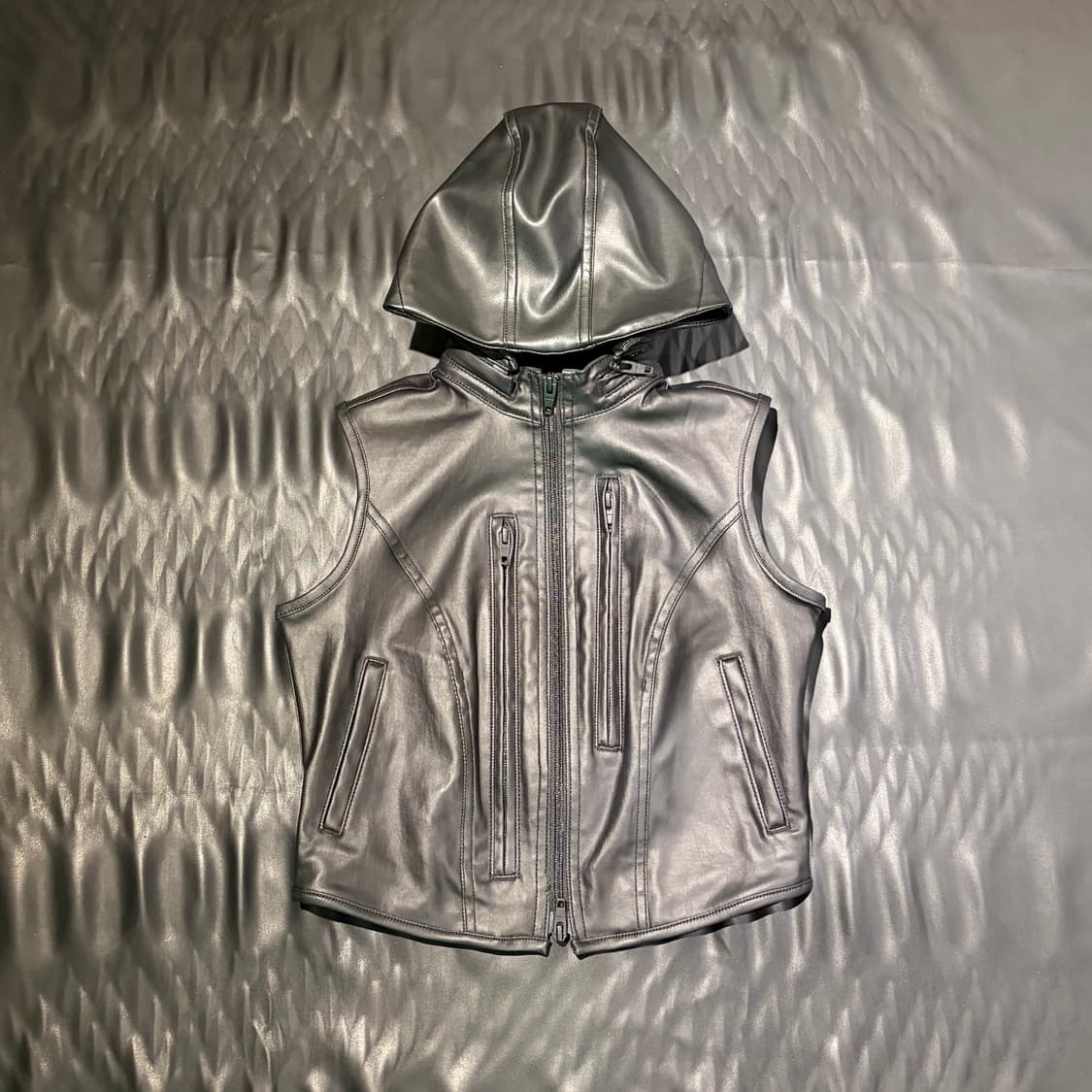 로딩룸 레더 후드 베스트 집업 상품이미지1