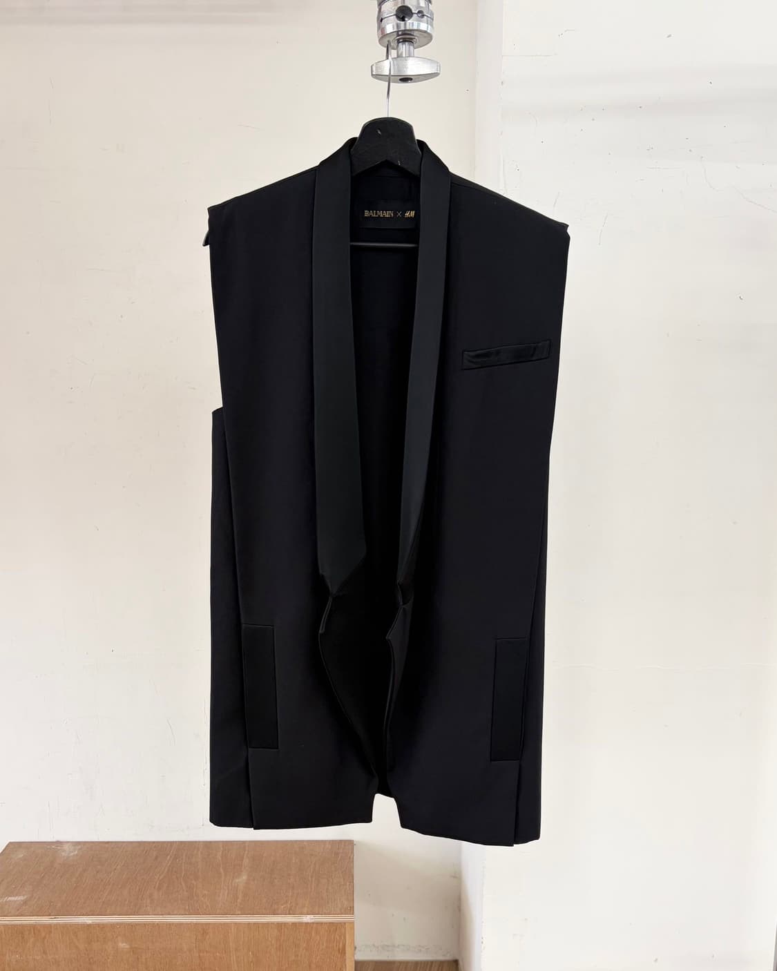 발망 x h&m 블랙 숄 칼라 슬리브리스 자켓  상품이미지1
