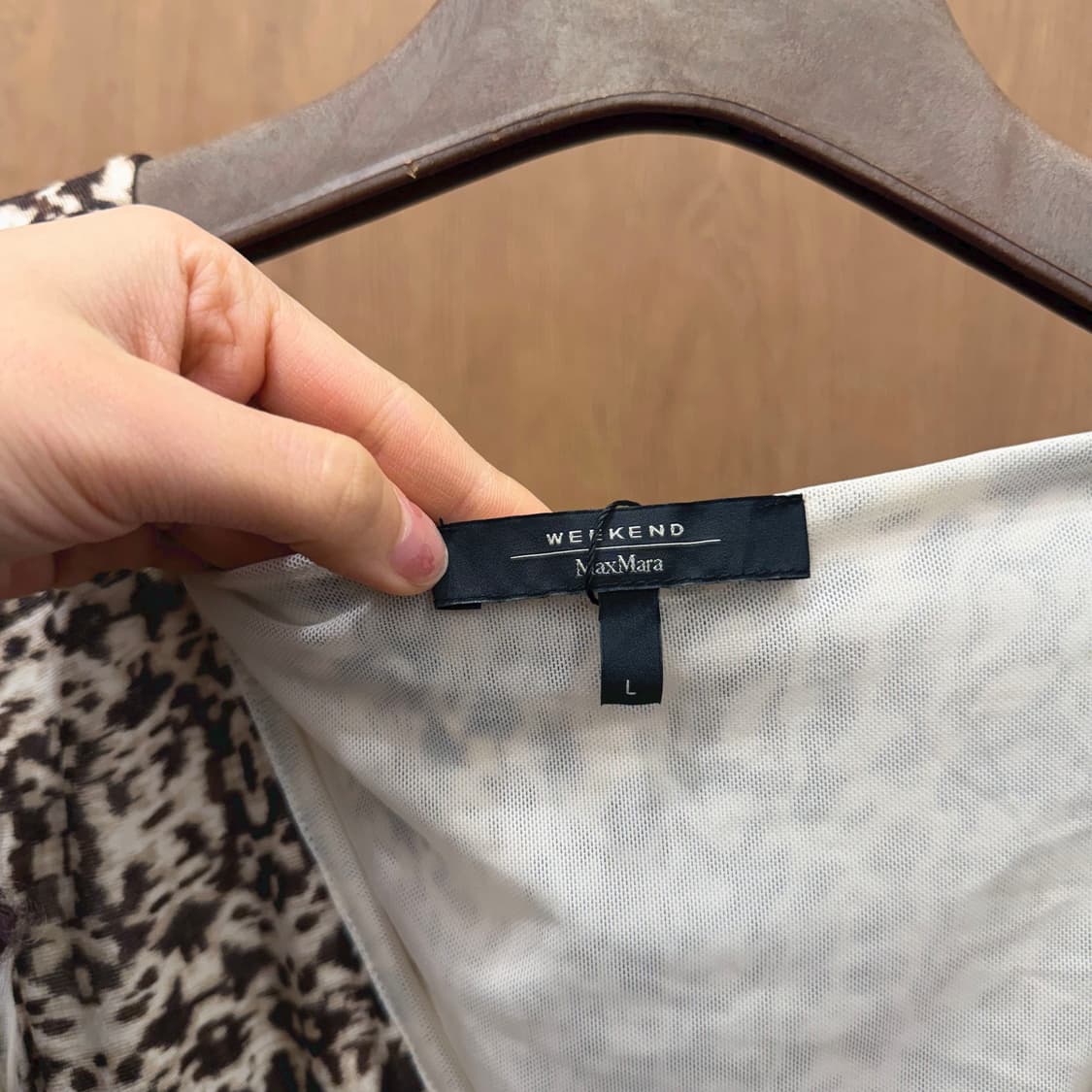 막스마라 슬리브리스 블라우스 호피 패턴 프릴 브이넥 로우하이 헴 디테일 상품이미지7