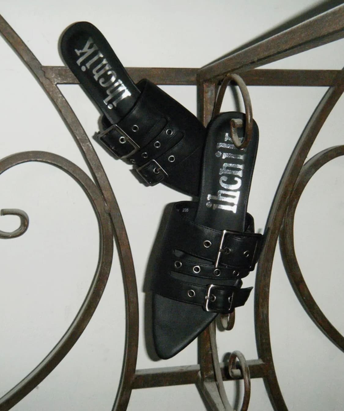 r. 907 three belted heels / black 230 상품이미지1