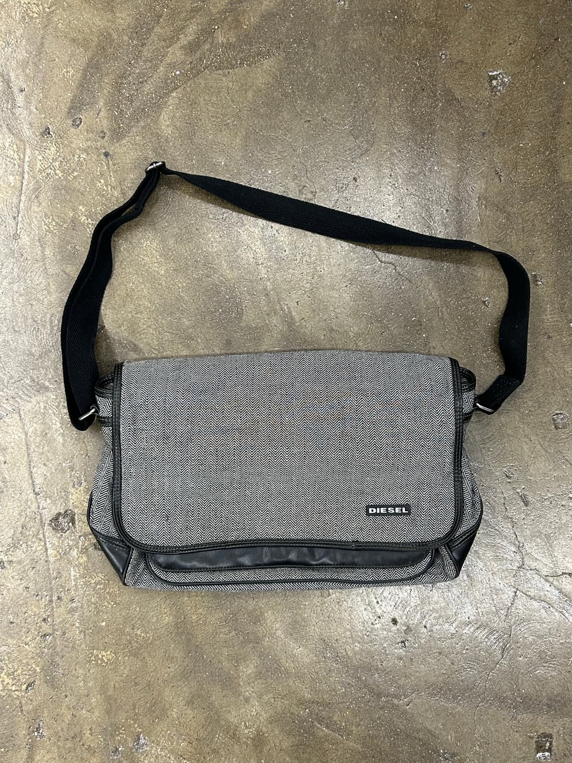 디젤 헤링본 메신저백 크로스백 상품이미지2