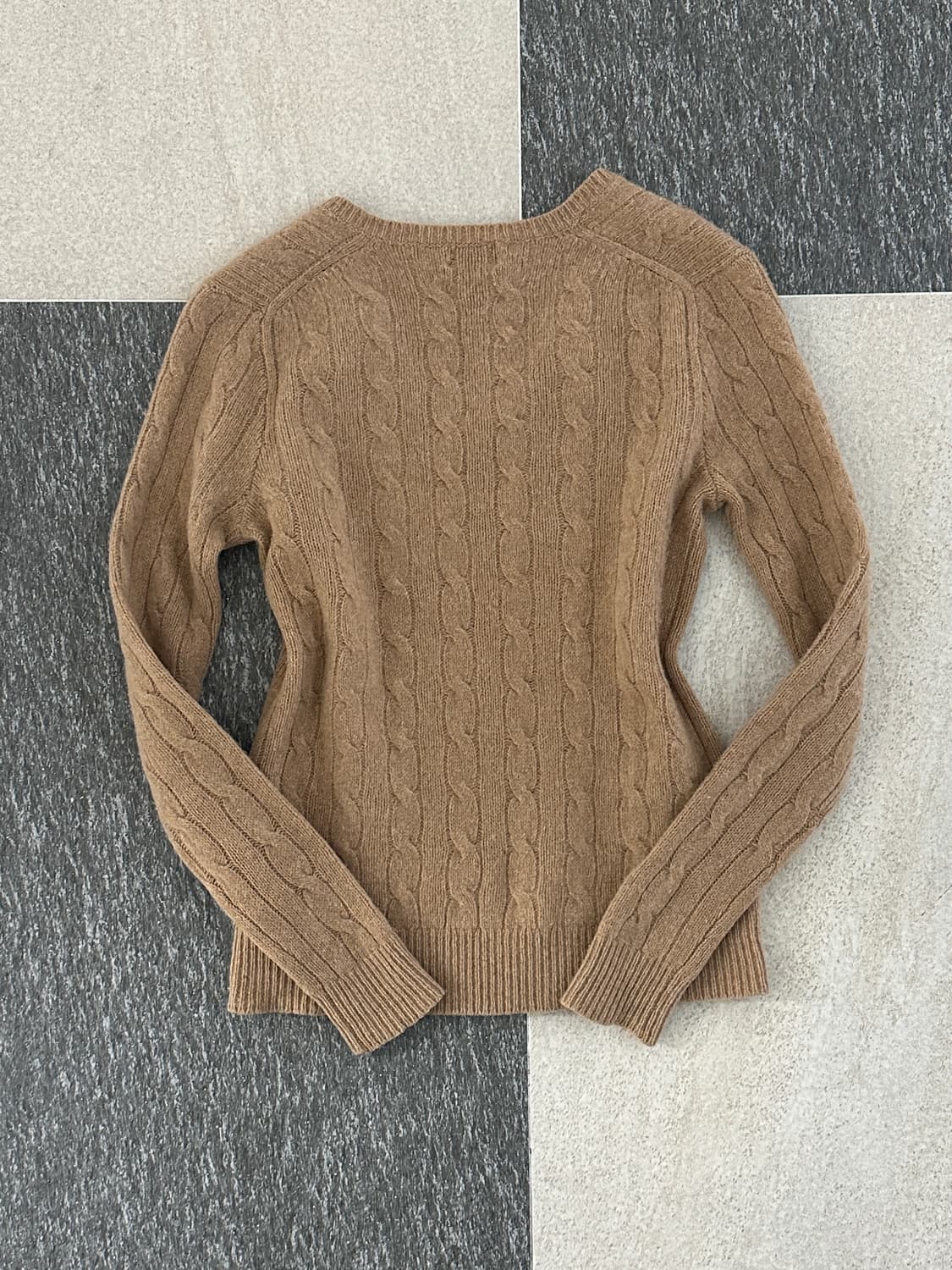 폴로 랄프로렌 울 캐시미어 카멜 V넥 케이블 니트  상품이미지2