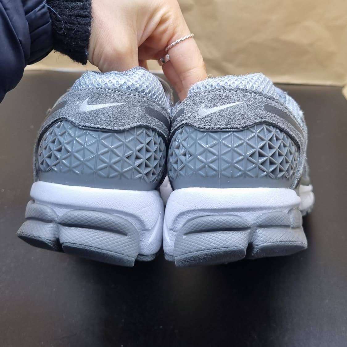 나이키 줌 보메로5 운동화250 상품이미지4