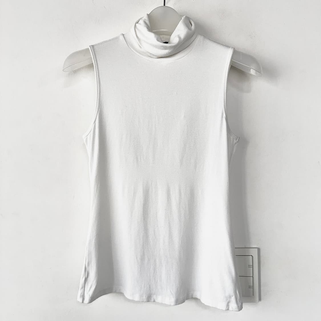 띠어리 슬리브리스 터틀넥 탑 상품이미지1