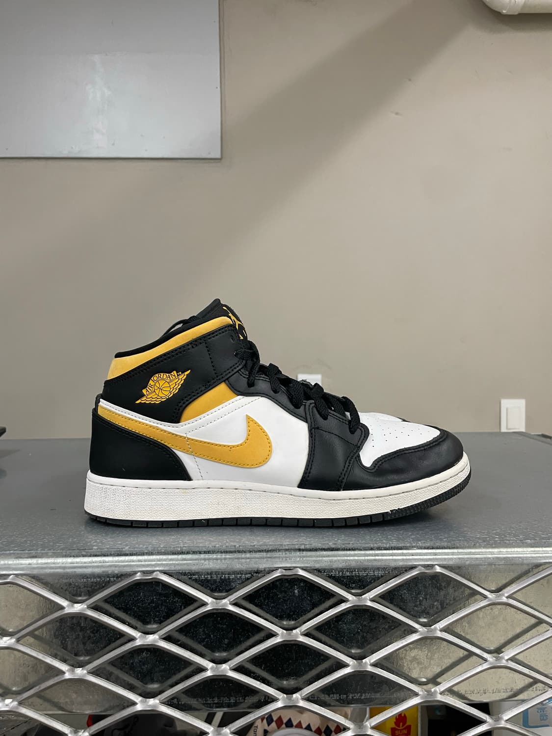 나이키 에어 조던 1 미드 폴른 250 상품이미지4