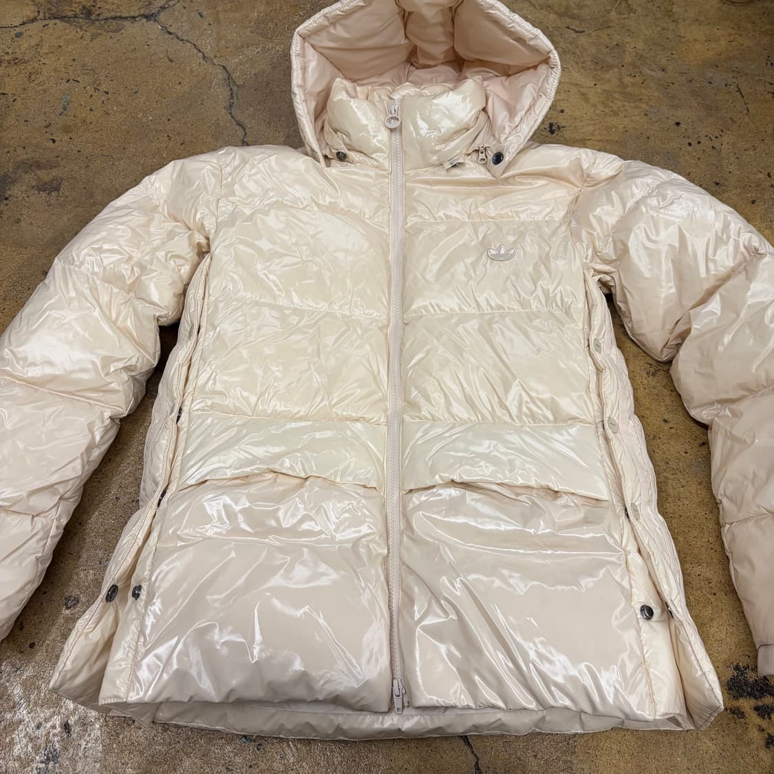 아디다스 크림 화이트 유광 패딩  상품이미지3