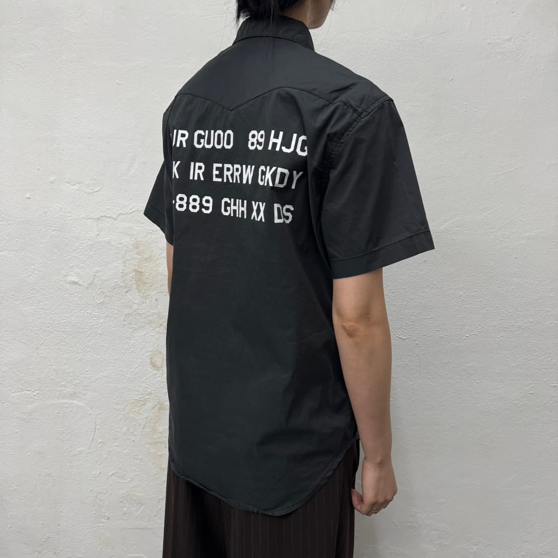 GIGGER 네이비 후면 스펠링 프린팅 스냅 버튼 반팔 셔츠 상품이미지2
