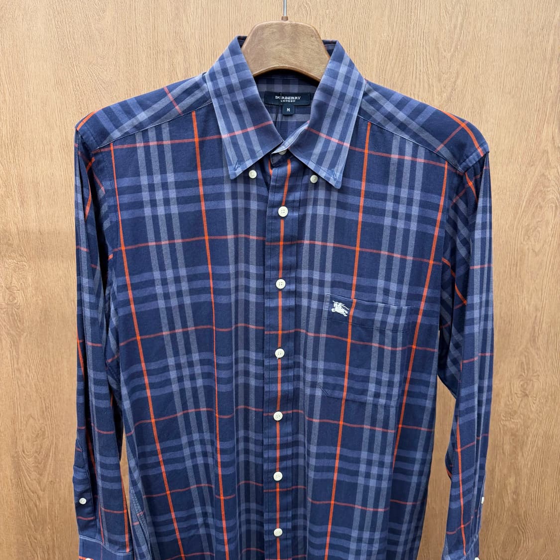 버버리 런던 코튼 셔츠 레드 그레이 체크 패턴 로고 자수 디테일 네이비 상품이미지4