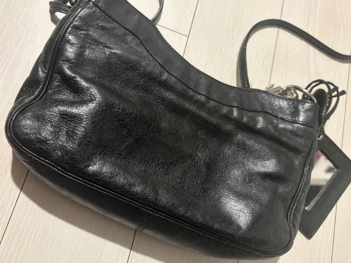 발렌시아가 자이언트 힙 크로스백 블랙 상품이미지6