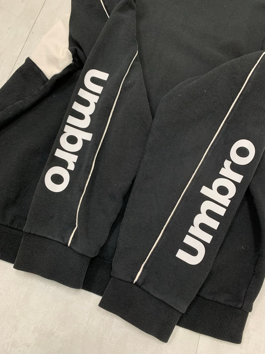 Umbro 블랙 맨투맨 #717 상품이미지9