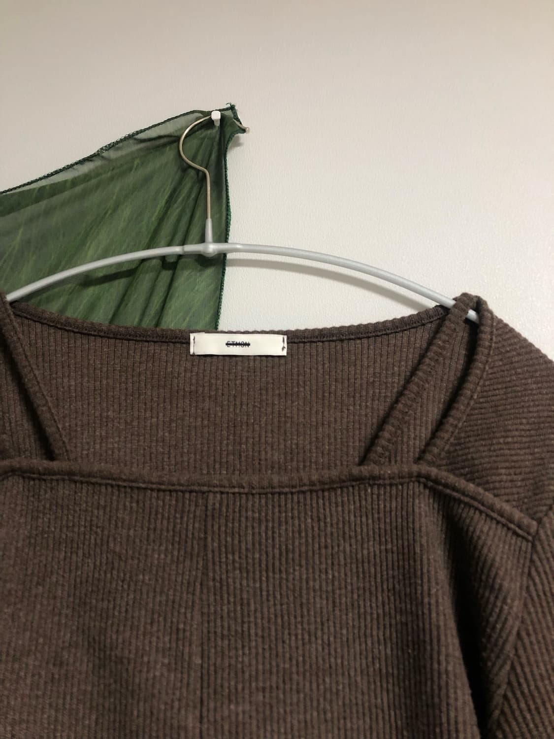 에트몽 ETMON 스퀘어넥 니트 브라운 상품이미지5
