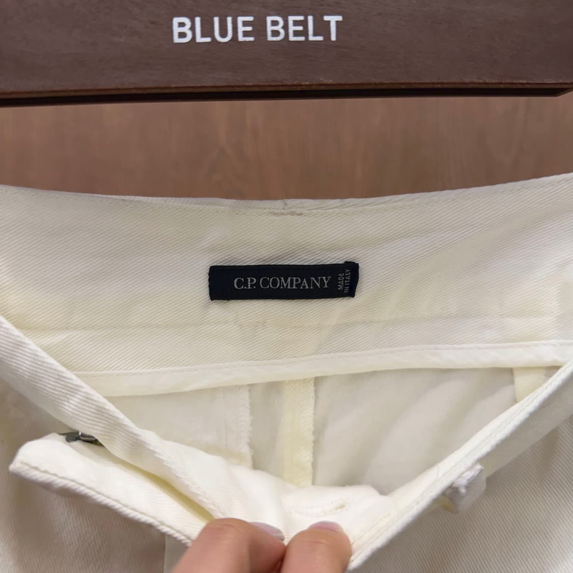 C.P. 컴퍼니 코튼 블렌드 슬랙스 팬츠 버튼 클로징 포켓 디테일 화이트 상품이미지7