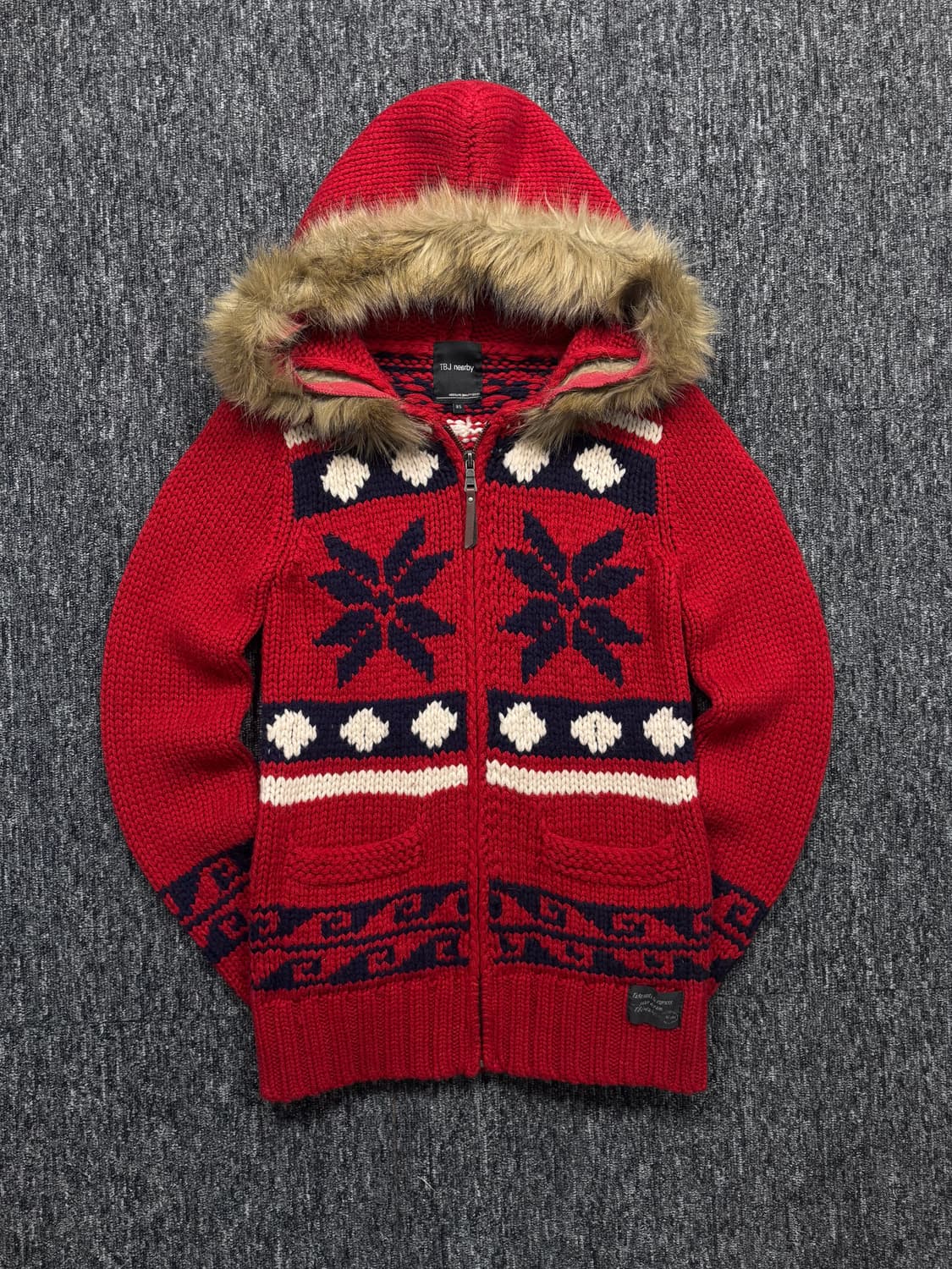 TBJ 레드 노르딕 퍼 후드 니트 집업 상품이미지4