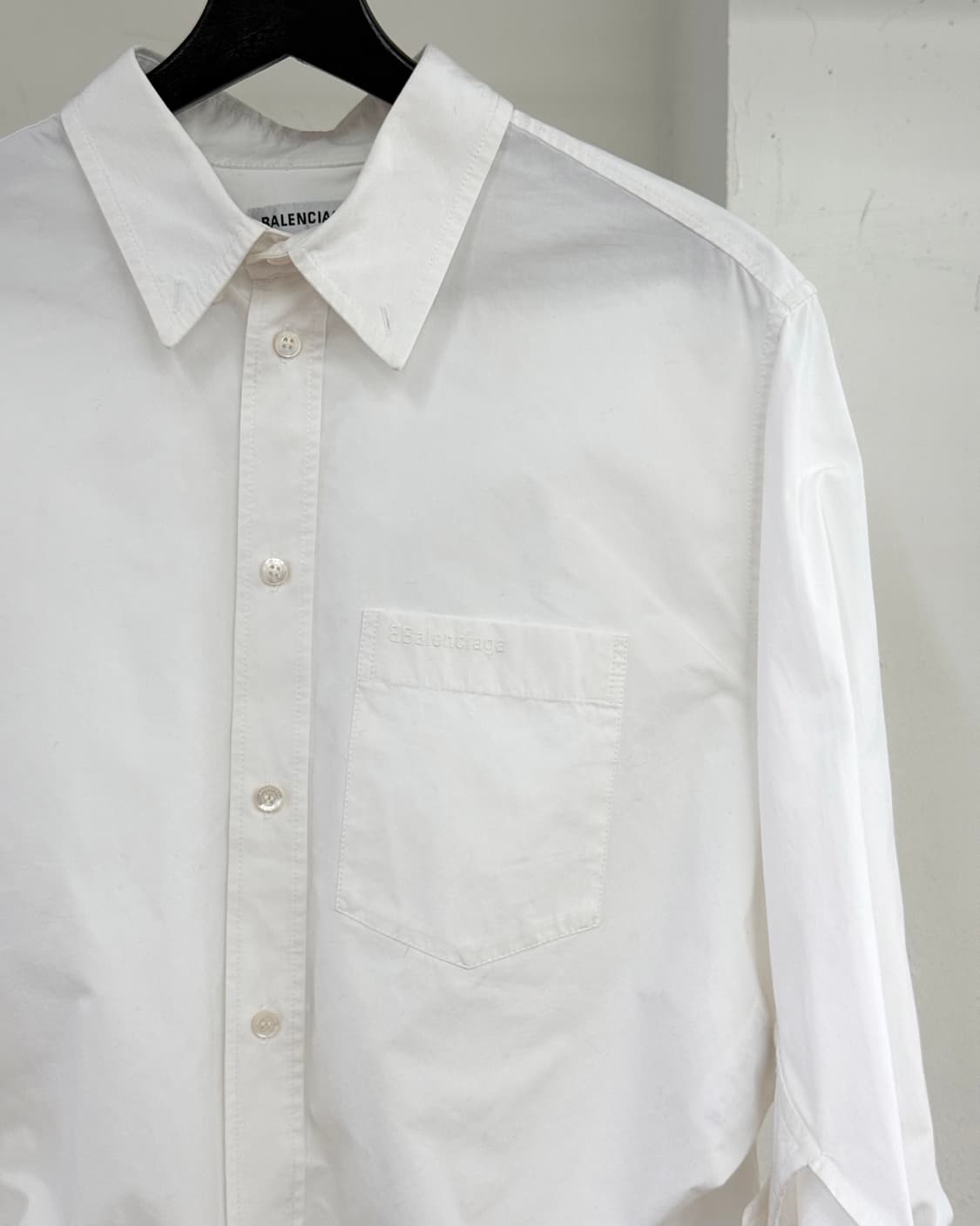 발렌시아가 화이트 볼륨 패턴 포켓 셔츠 상품이미지4