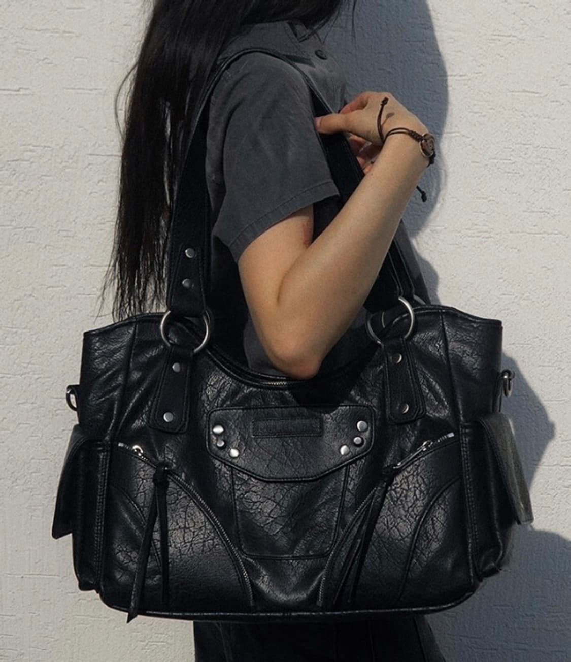 이우가마카라스 스터드 숄더백 블랙 상품이미지9