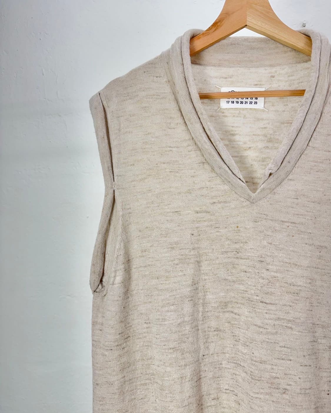 마르지엘라 넘버링 1 베이지 아티저널 레이핑 니트 베스트 상품이미지2