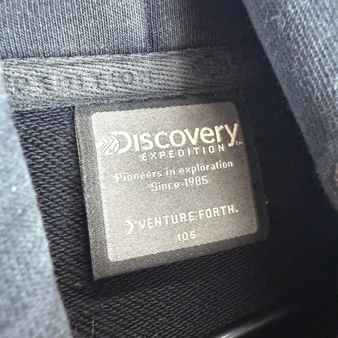 (105) 디스커버리 스몰로고 후드 티 블랙 상품이미지3