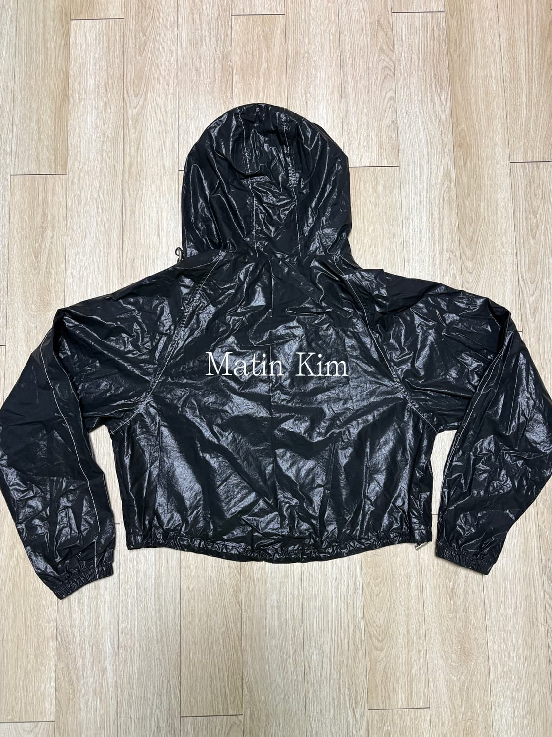 마뗑킴 크롭 후디 코팅 점퍼 블랙 상품이미지1