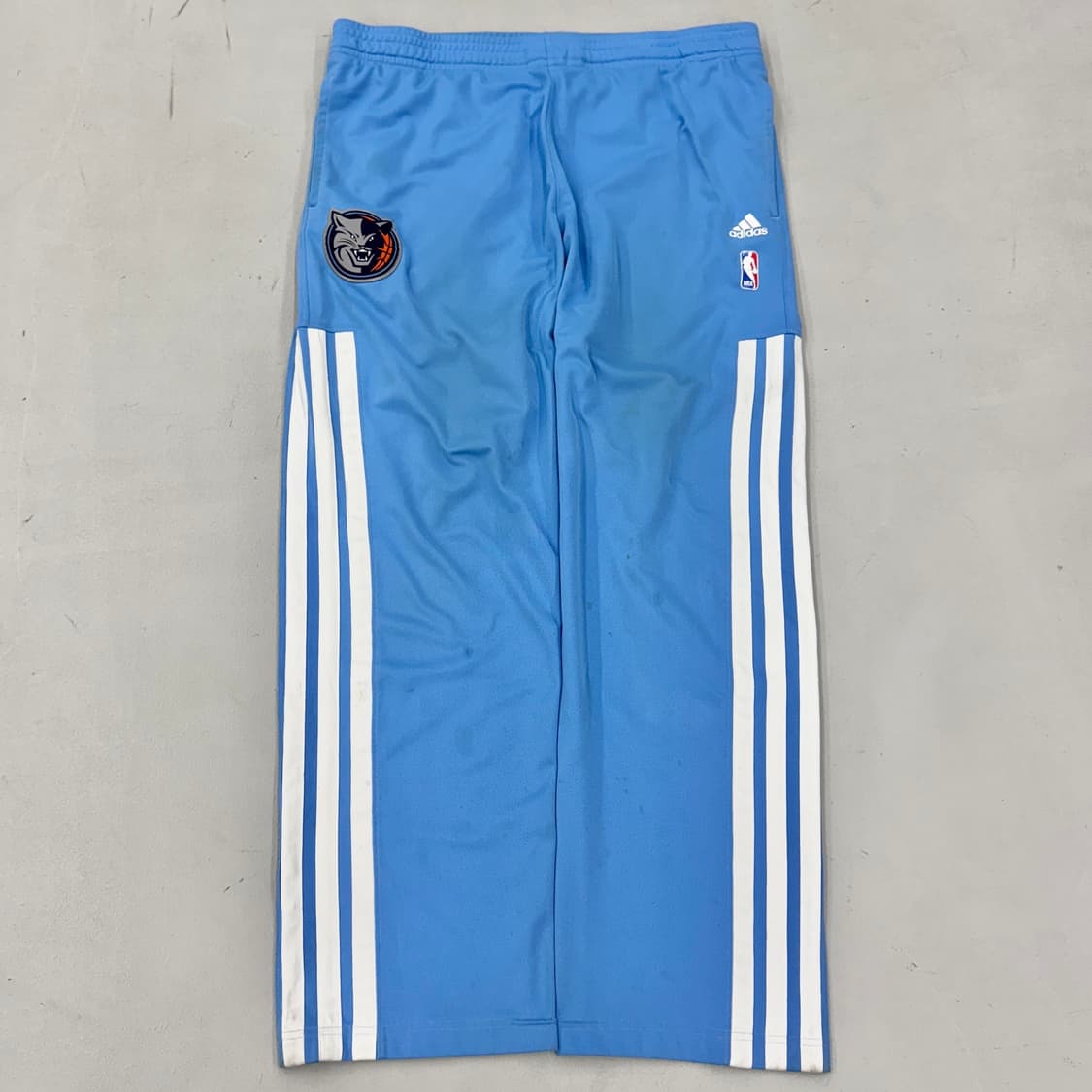 아디다스 X NBA 00s 삼선 올드스쿨 하늘색 와이드 트랙팬츠 상품이미지2