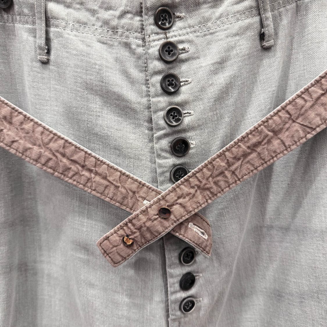 캐피탈 버튼 플라이 슬림 팬츠 워싱 벨트 디테일 라이트 그레이 상품이미지6