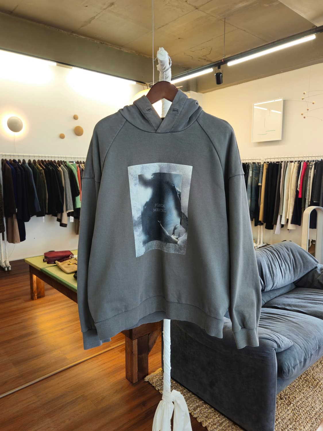 준지 20FW 엠브로이더리 레터링 절개 후드티 상품이미지1