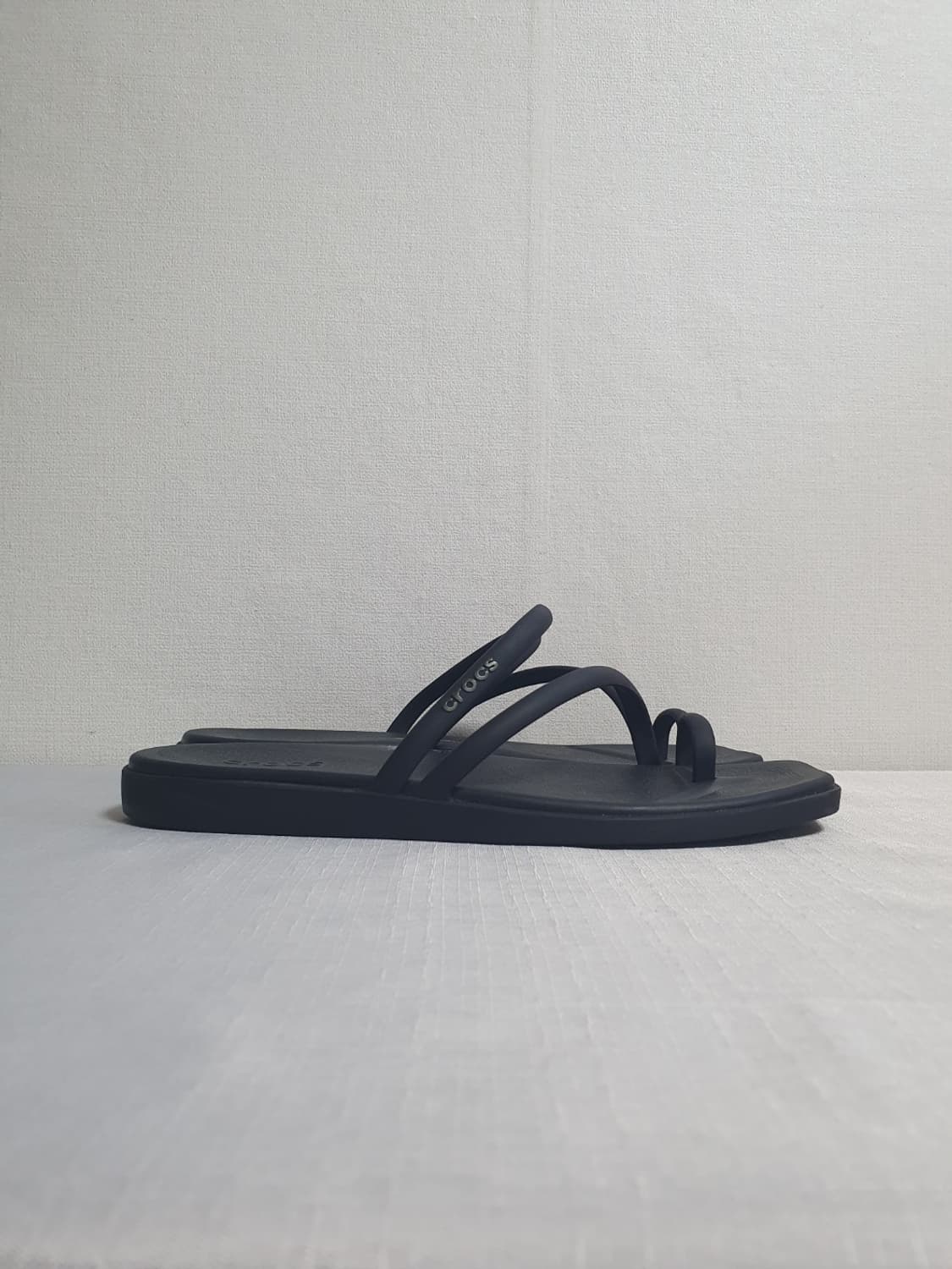 250mm 크록스 마이애미 토우 루프 샌들 블랙 상품이미지5