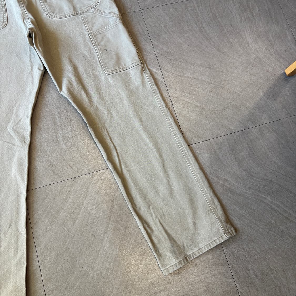 칼하트 오리지널 라이트 그레이 카펜터 팬츠 입니다.  상품이미지4