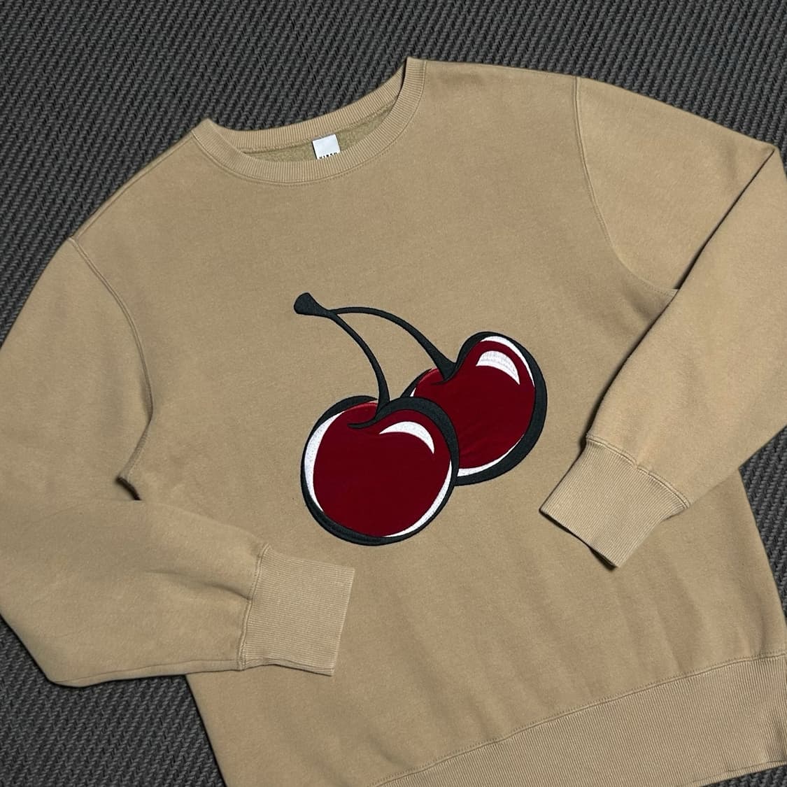 [L] Kirsh 키르시 베이지 빅체리 맨투맨 상품이미지2