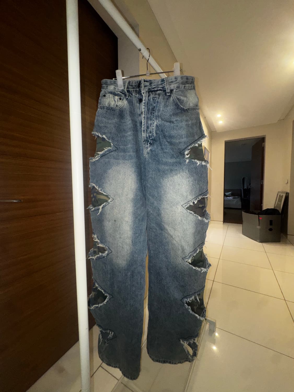 BALENCIAGA SLASHED JEANS CAMO 상품이미지1