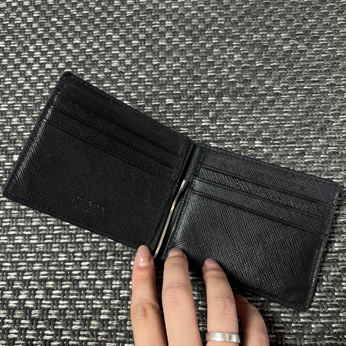 (정품) 프라다 사피아노 머니클립 블랙 상품이미지4