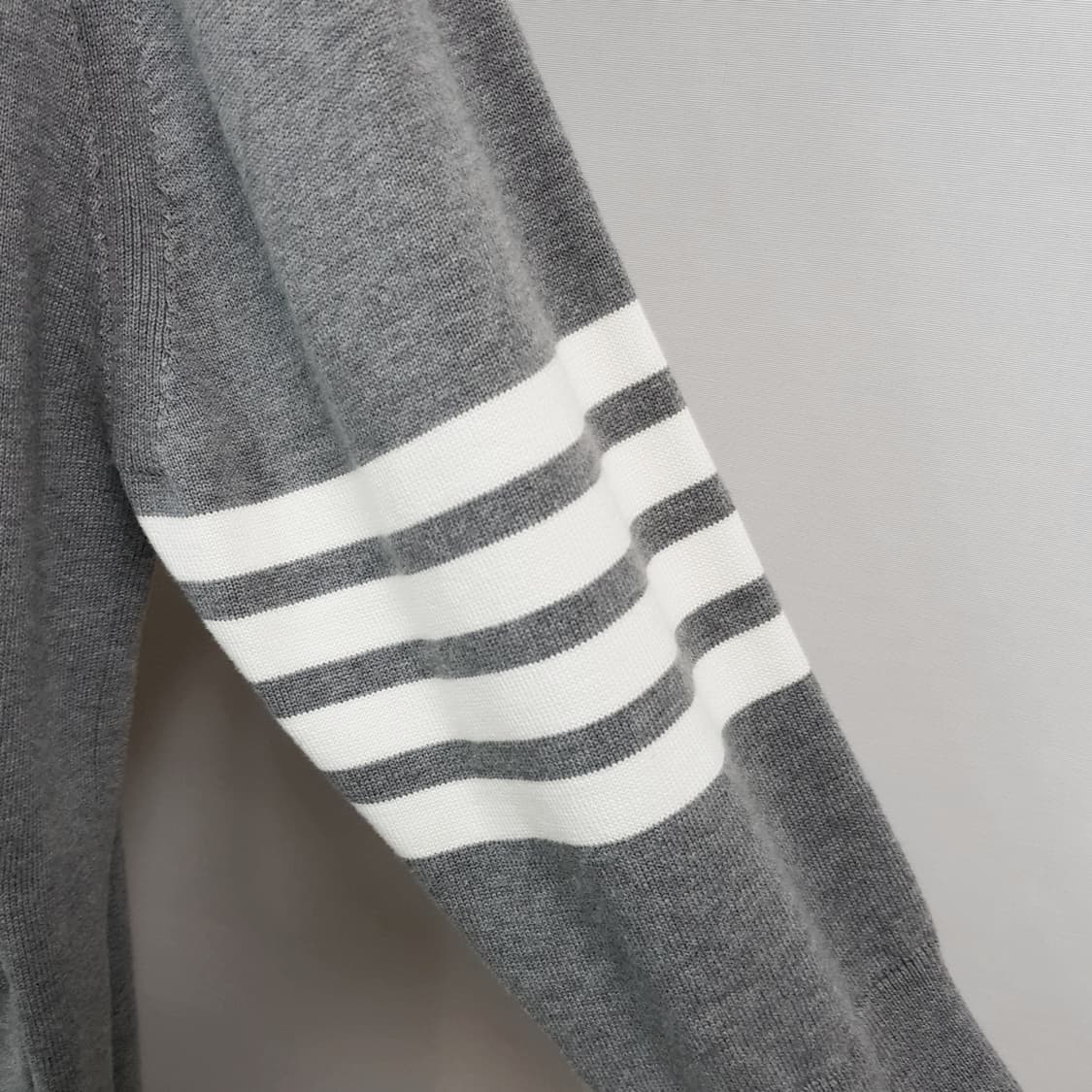 톰브라운 여성 4바 스트라이프 이그재저레이트핏 롱 가디건 FKC424A 상품이미지4