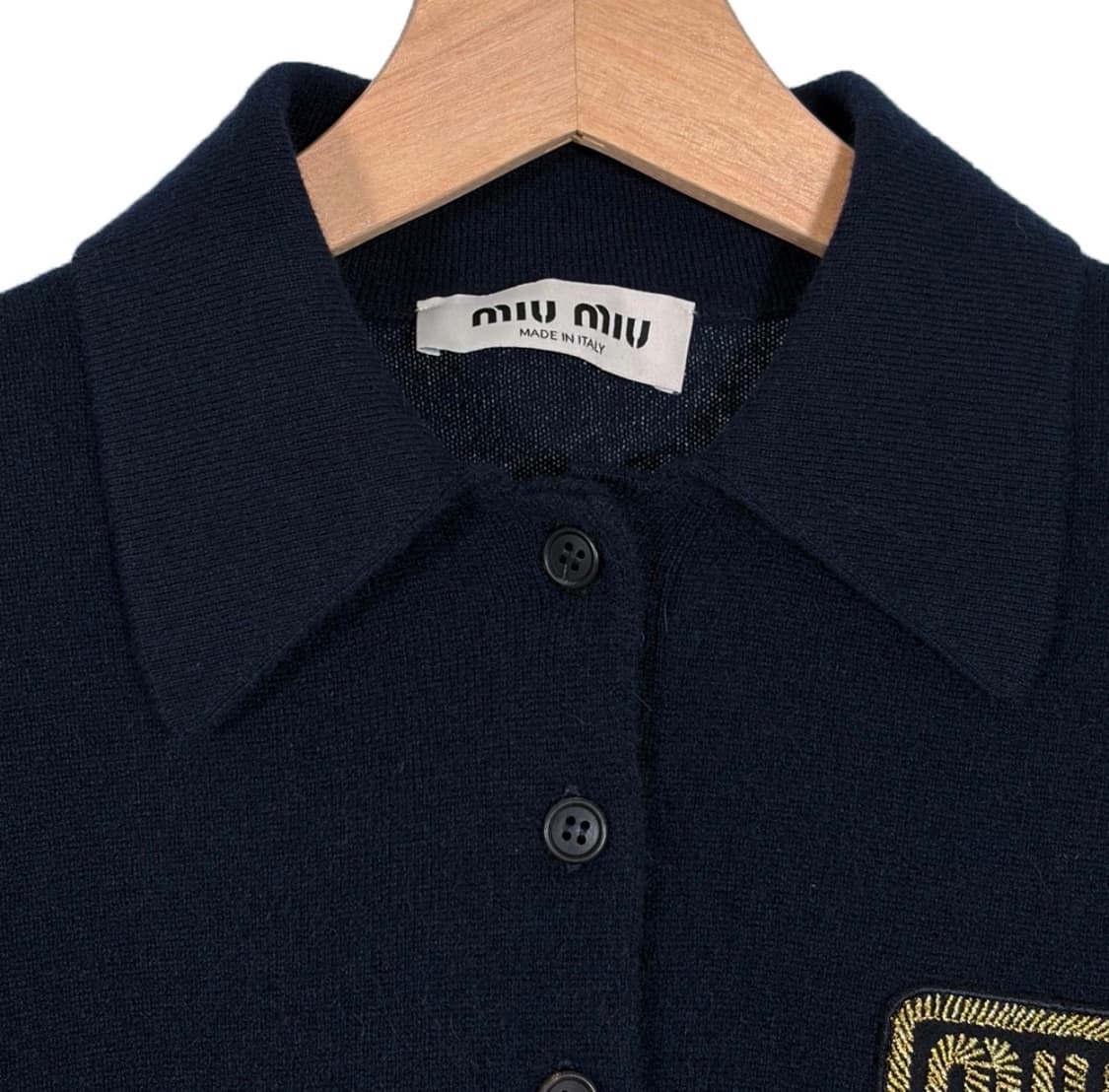 [36] 미우미우 여성 캐시미어 로고 폴로 카라 니트 반팔 티셔츠 네이비 상품이미지4