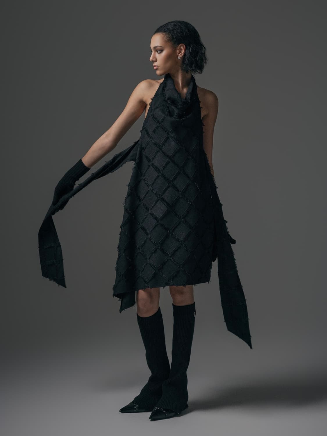 [새상품]트리밍버드 프린지 홀터넥 드레이프 원피스 블랙 상품이미지2