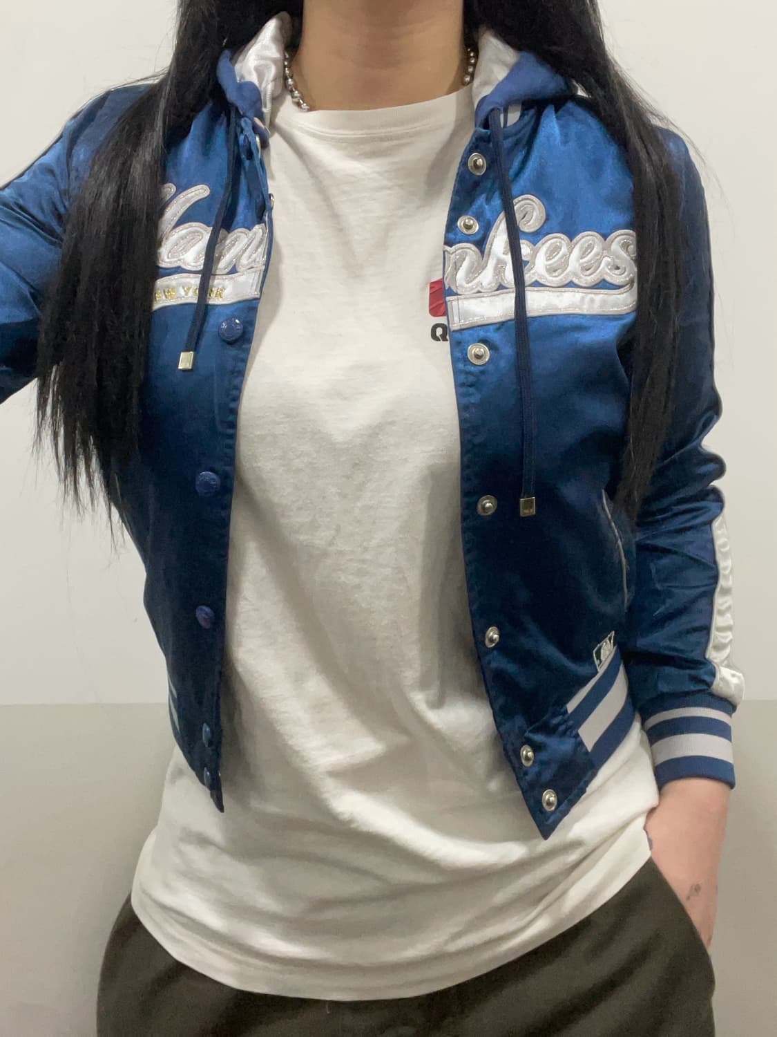 MLB 뉴욕 양키스 새틴 후드 슬림핏 크롭 바시티자켓 상품이미지2