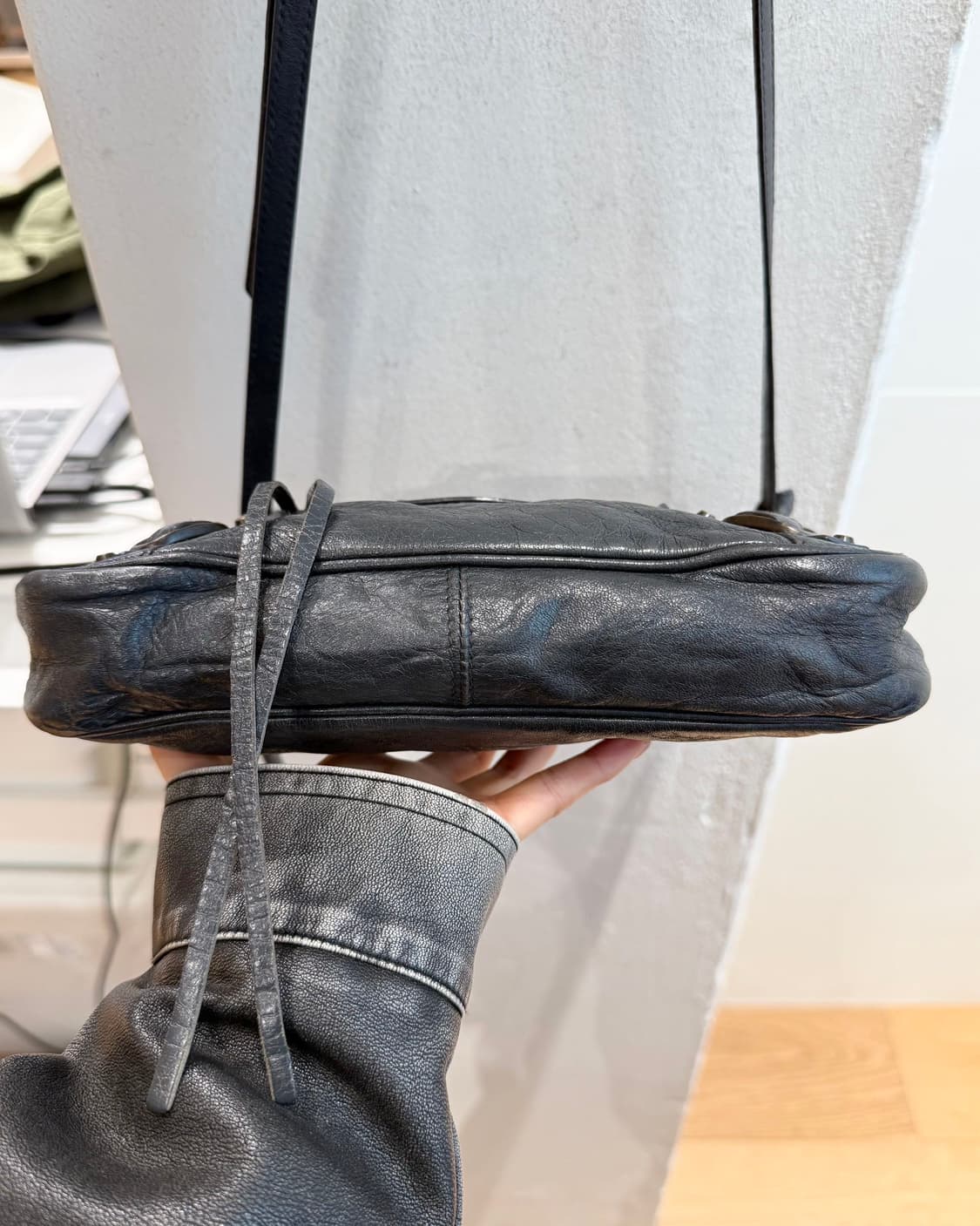 발렌시아가 차콜 모터 크로스백 상품이미지7