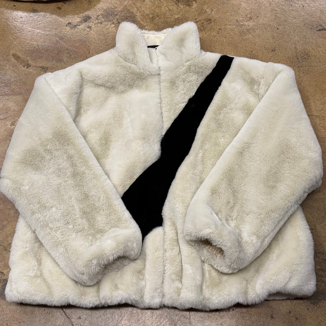 나이키 화이트 흰검 빅 스우시 퍼 자켓 털 집업 상품이미지2