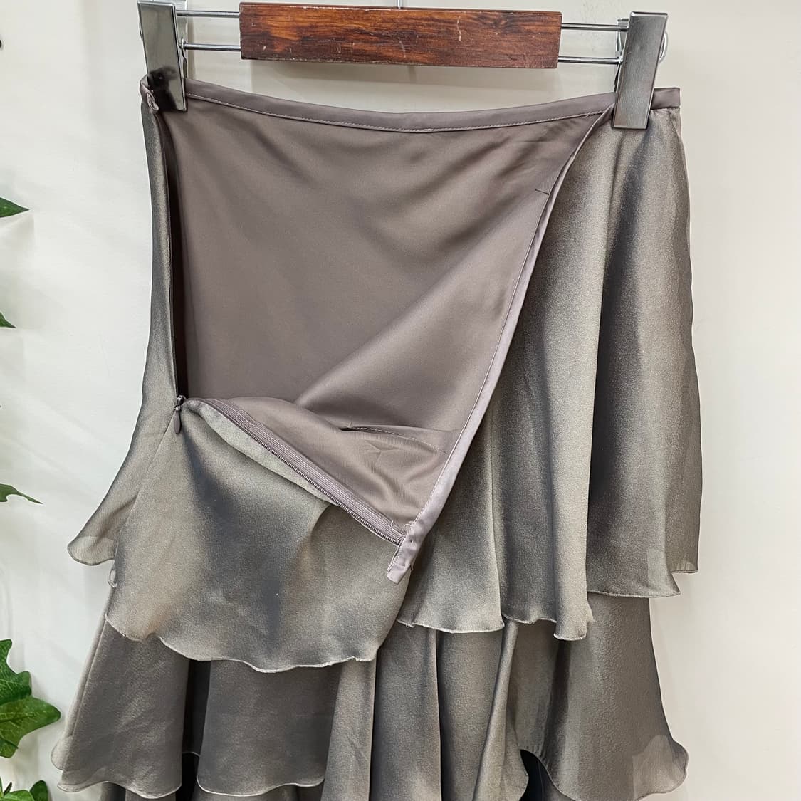 페미닌 로맨틱 모카 새틴 언발 티어드 롱스커트 상품이미지4