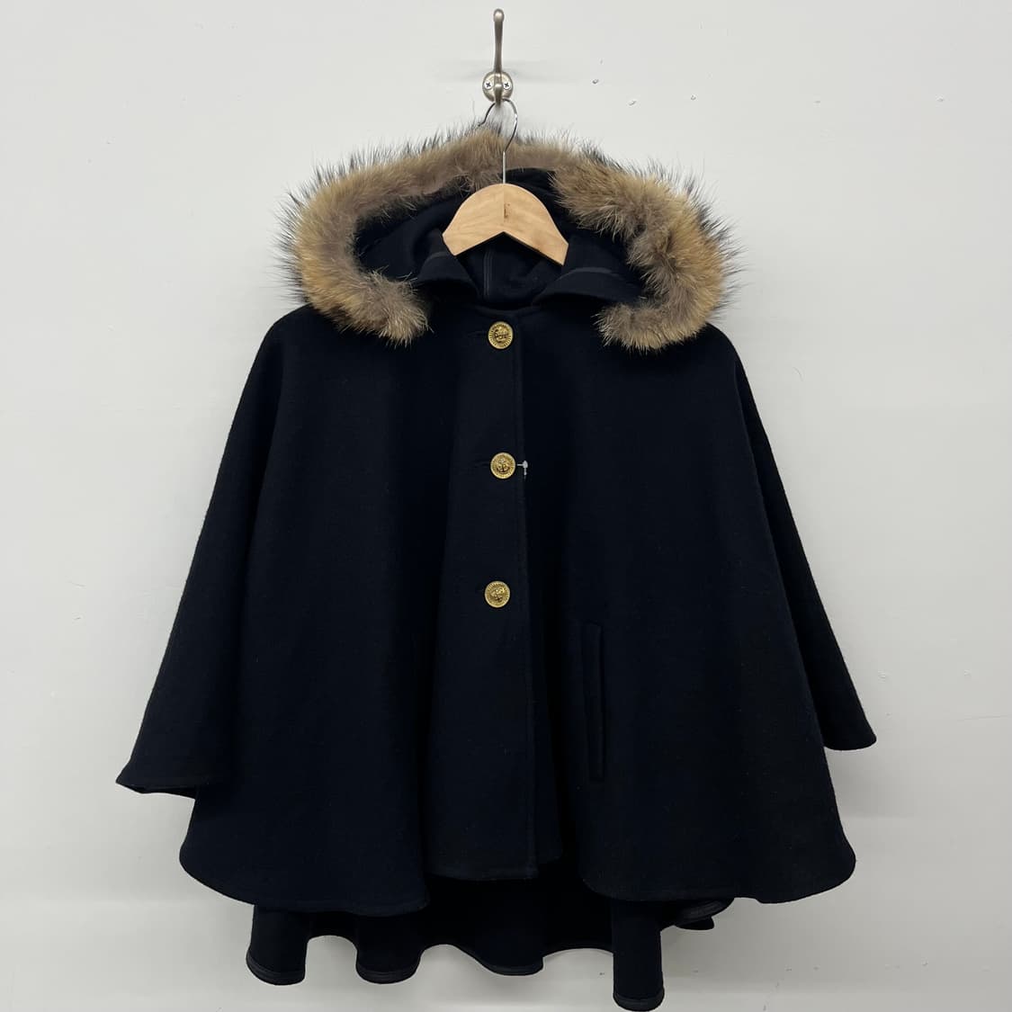 쉽스 후드 퍼 블랙 망토 캐이프 F 상품이미지1