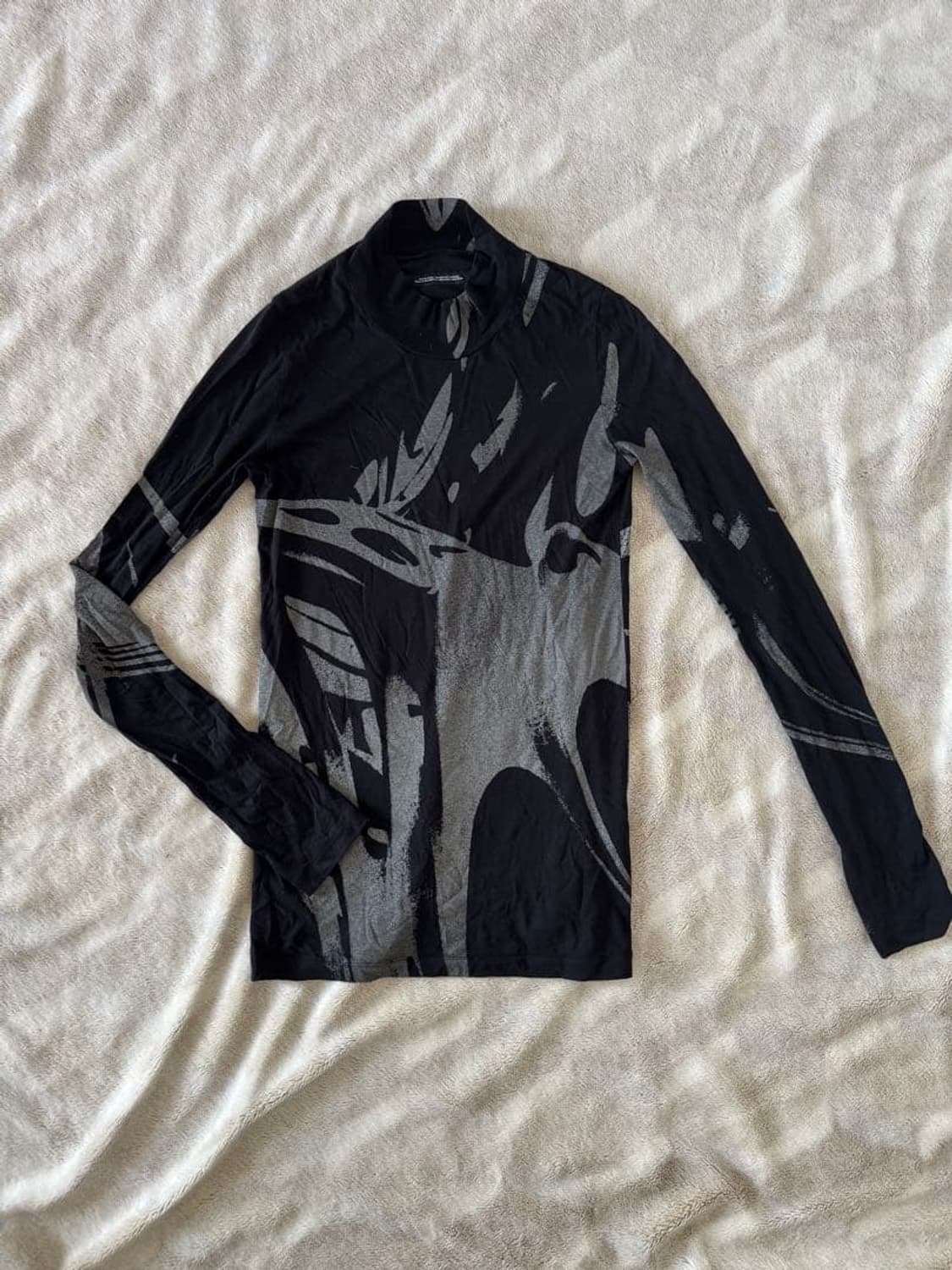 율리우스 홀 그래픽 하이넥 탑 상품이미지1